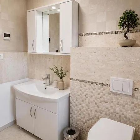 Jafar 6 - 2br With Balcony & Workspace *
